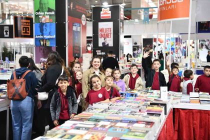 ogrencilerden-kitap-fuarina-tam-not