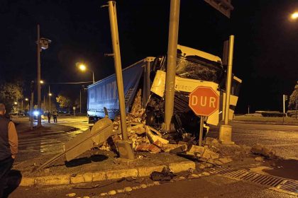 orduda-sut-yuklu-tir-ve-otomobil-carpisti-2-yarali