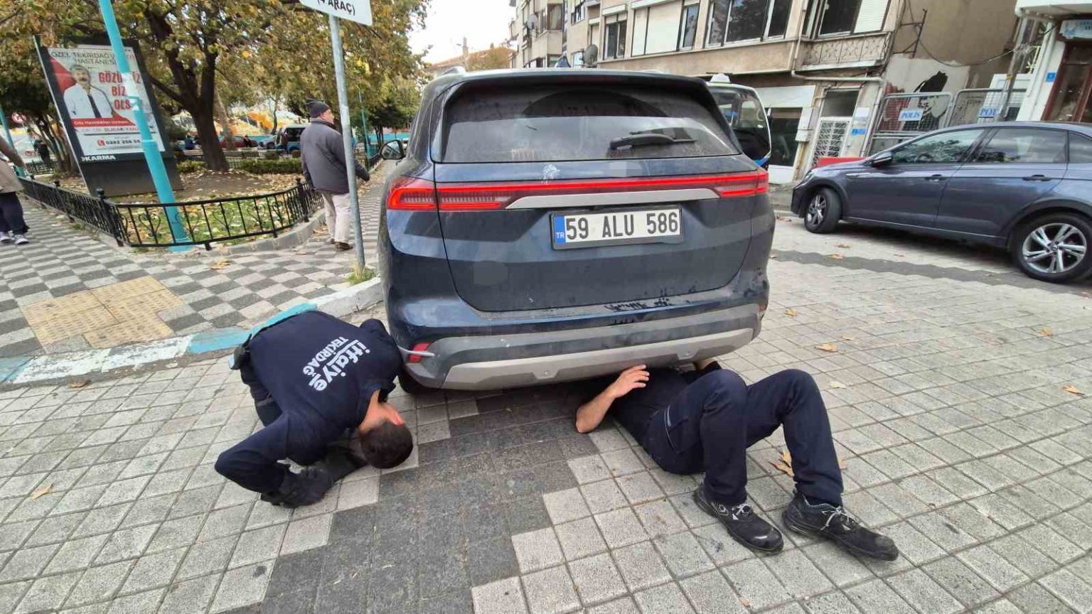 otomobile-giren-kedi-hava-uflenerek-kurtarildi