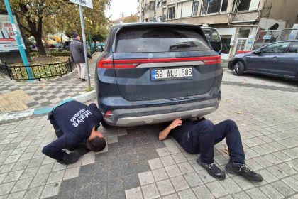 otomobile-giren-kedi-hava-uflenerek-kurtarildi