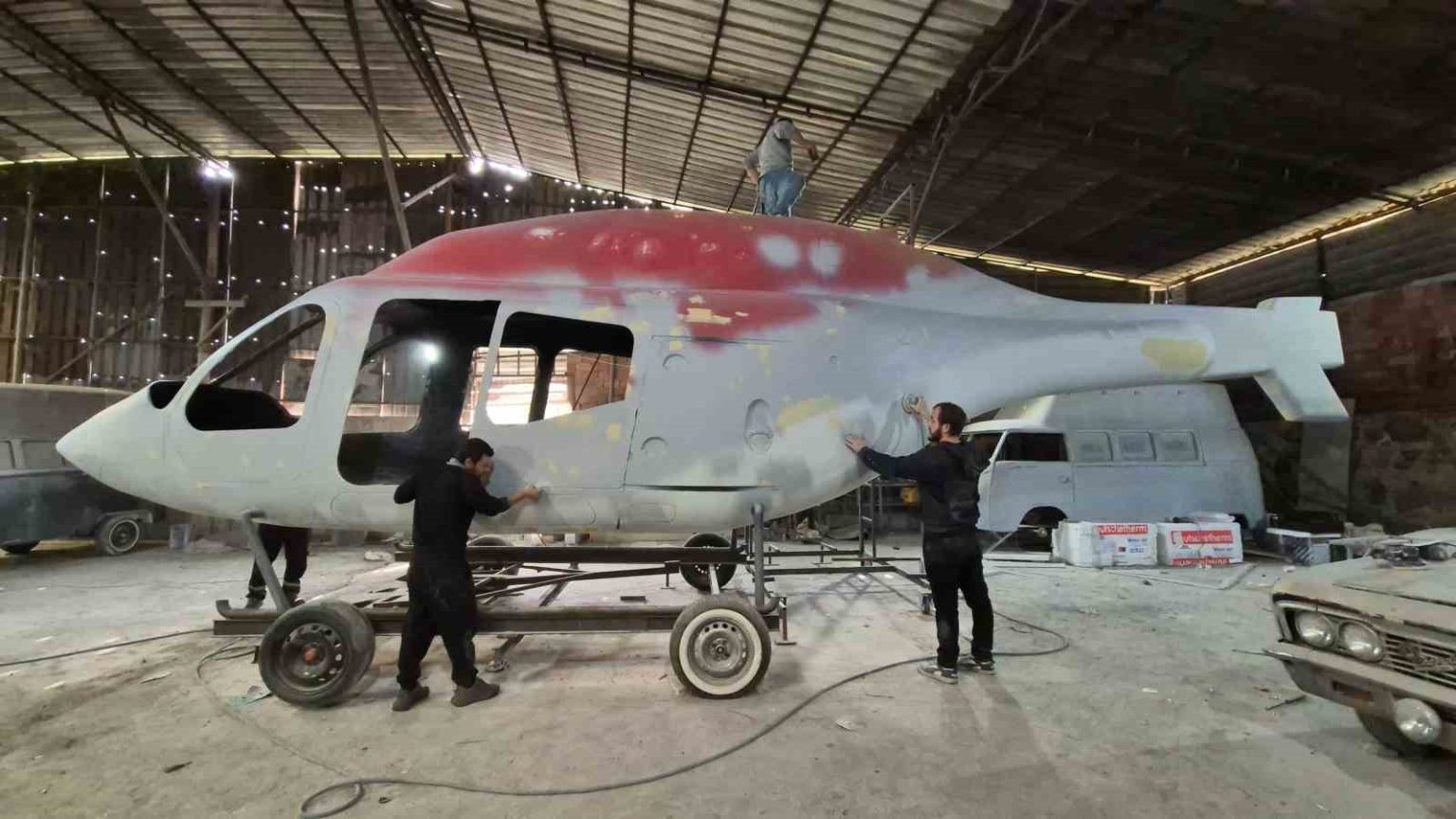otomobiller-ve-dev-kasklarla-basladi-simdi-fiberglas-helikopter-uretmeyi-hedefliyor