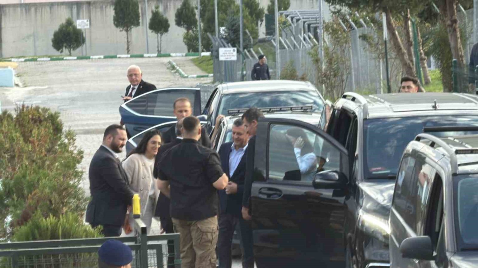 ozgur-ozel-duzcede-tutuklu-bulunan-pinar-turkeri-ziyaret-etti