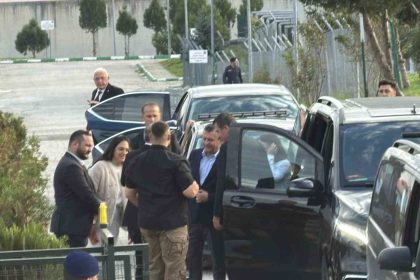 ozgur-ozel-duzcede-tutuklu-bulunan-pinar-turkeri-ziyaret-etti