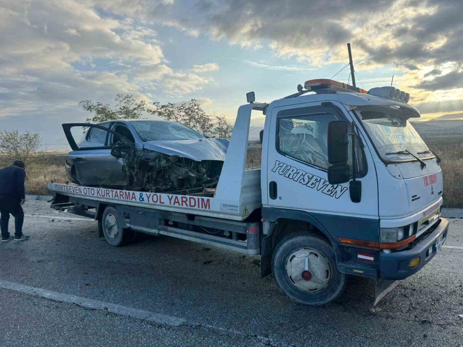 refuje-giren-otomobilde-2-kisi-yaralandi