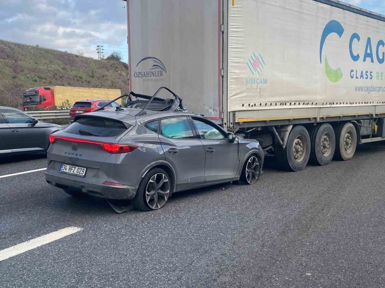 sancaktepede-otomobil-tira-arkadan-carpti-surucu-sikisarak-yaralandi