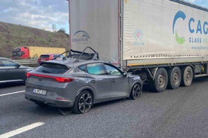 sancaktepede-otomobil-tira-arkadan-carpti-surucu-sikisarak-yaralandi