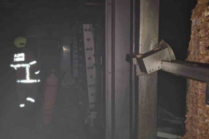 susurlukta-fabrika-yangini-ekipler-kisa-surede-mudahale-etti