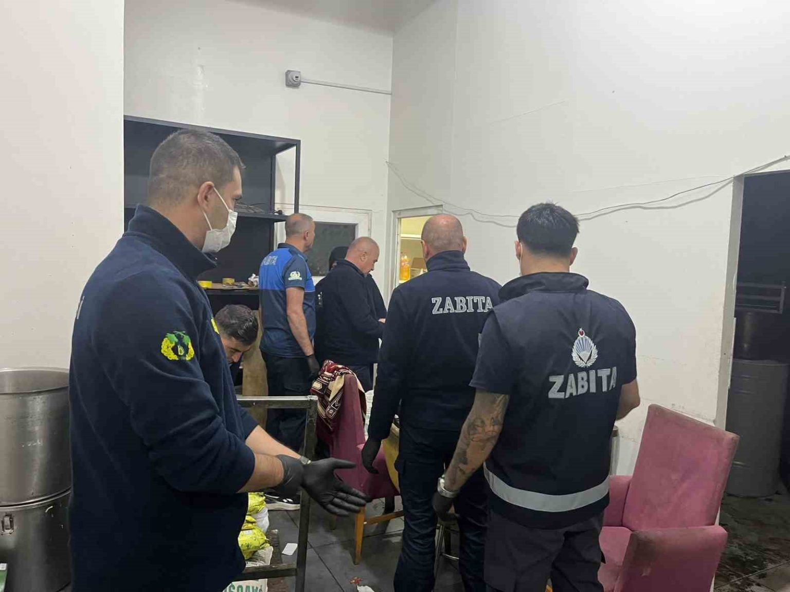 tarihi-gecmis-tonlarca-eti-insanlara-yedireceklerdi-yemek-fabrikasi-muhurlendi