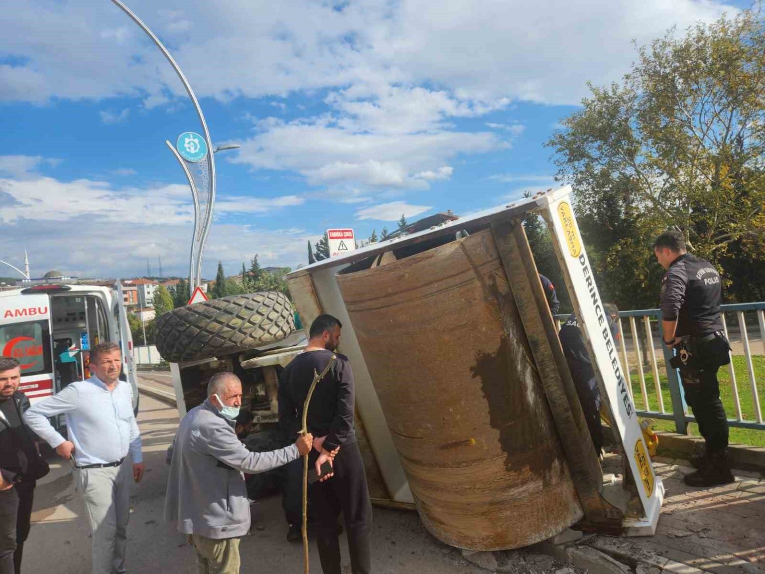 tirin-ustundeki-asfalt-silindiri-yola-devrildi-1-yarali