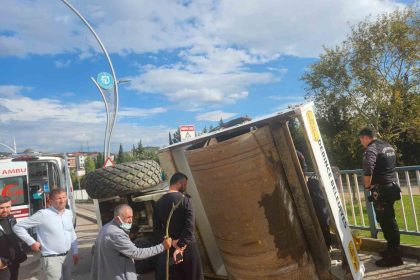 tirin-ustundeki-asfalt-silindiri-yola-devrildi-1-yarali