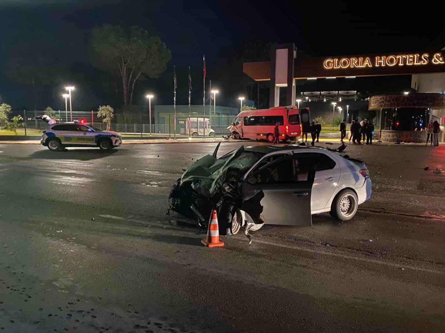 tur-minibusu-ile-otomobil-carpisti-2-yarali