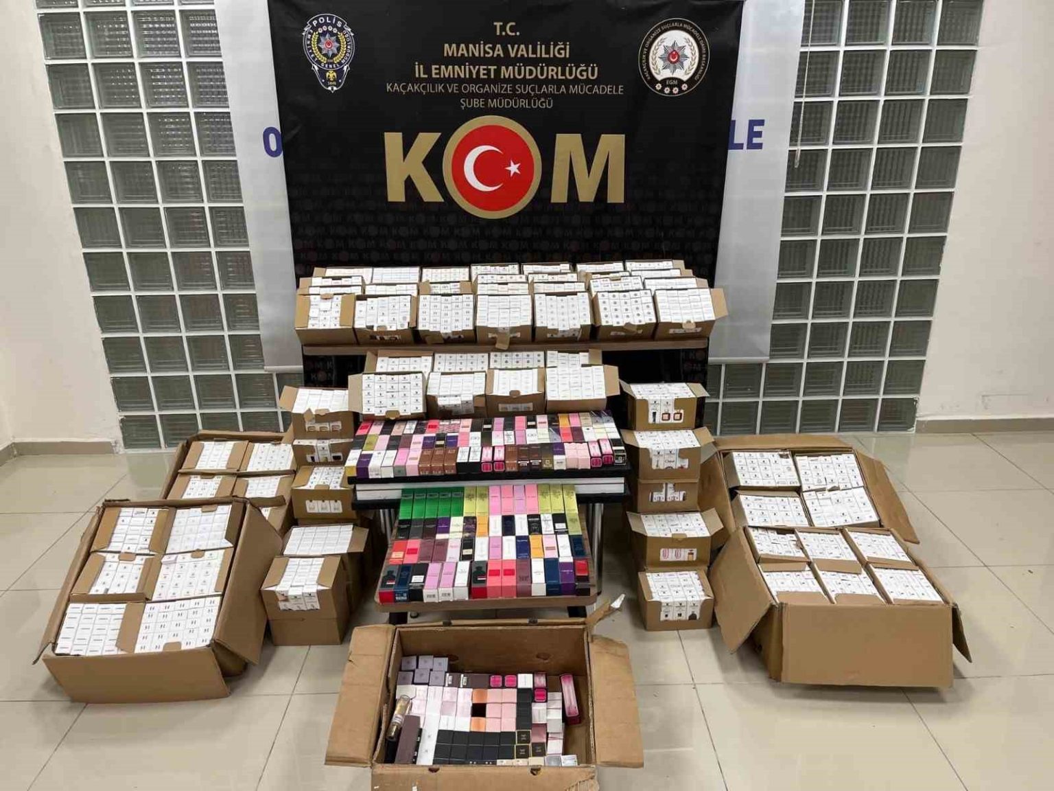 turgutluda-kacak-parfum-sevkiyati-polisin-dikkatiyle-engellendi