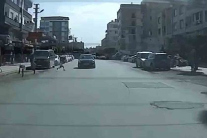 yola-firlayan-cocuga-carpmamak-isterken-karsi-yonden-gelen-otomobille-kafa-kafaya-carpisti