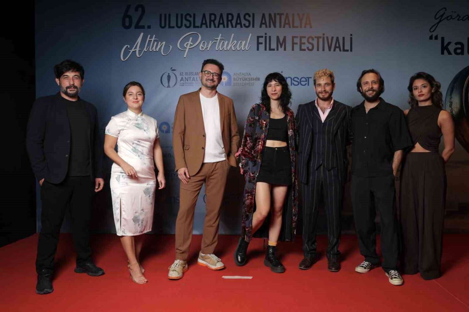 62-uluslararasi-antalya-altin-portakal-film-festivali-kirmizi-hali-gecisiyle-basladi