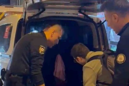 agresif-tavirlari-nedeniyle-kendisine-mudahale-etmek-isteyen-polislere-saldirdi