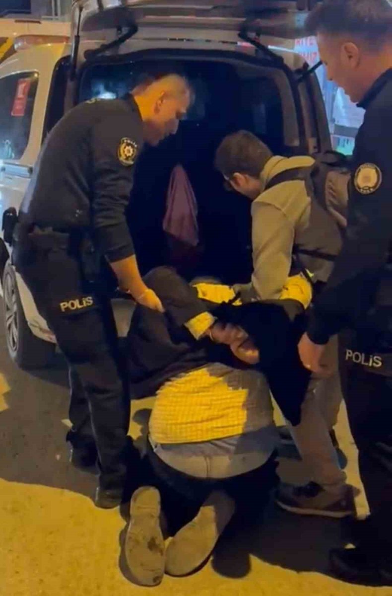 agresif-tavirlari-nedeniyle-kendisine-mudahale-etmek-isteyen-polislere-saldirdi