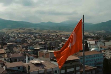 alasehirde-7den-70e-cumhuriyet-sevgisi