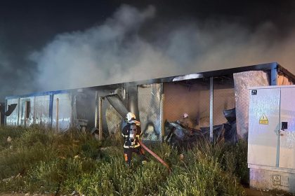 alevlere-teslim-olan-2-konteyner-yandi