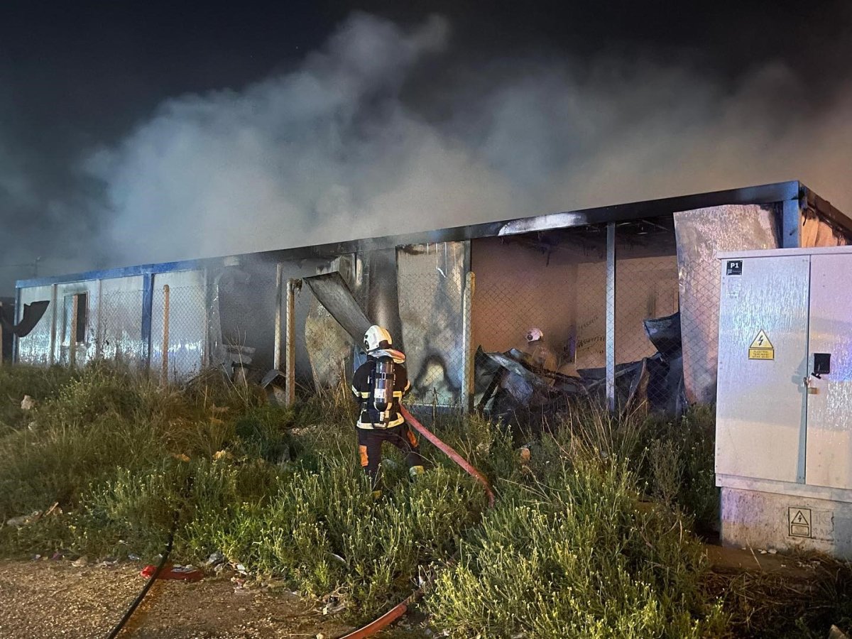 alevlere-teslim-olan-2-konteyner-yandi