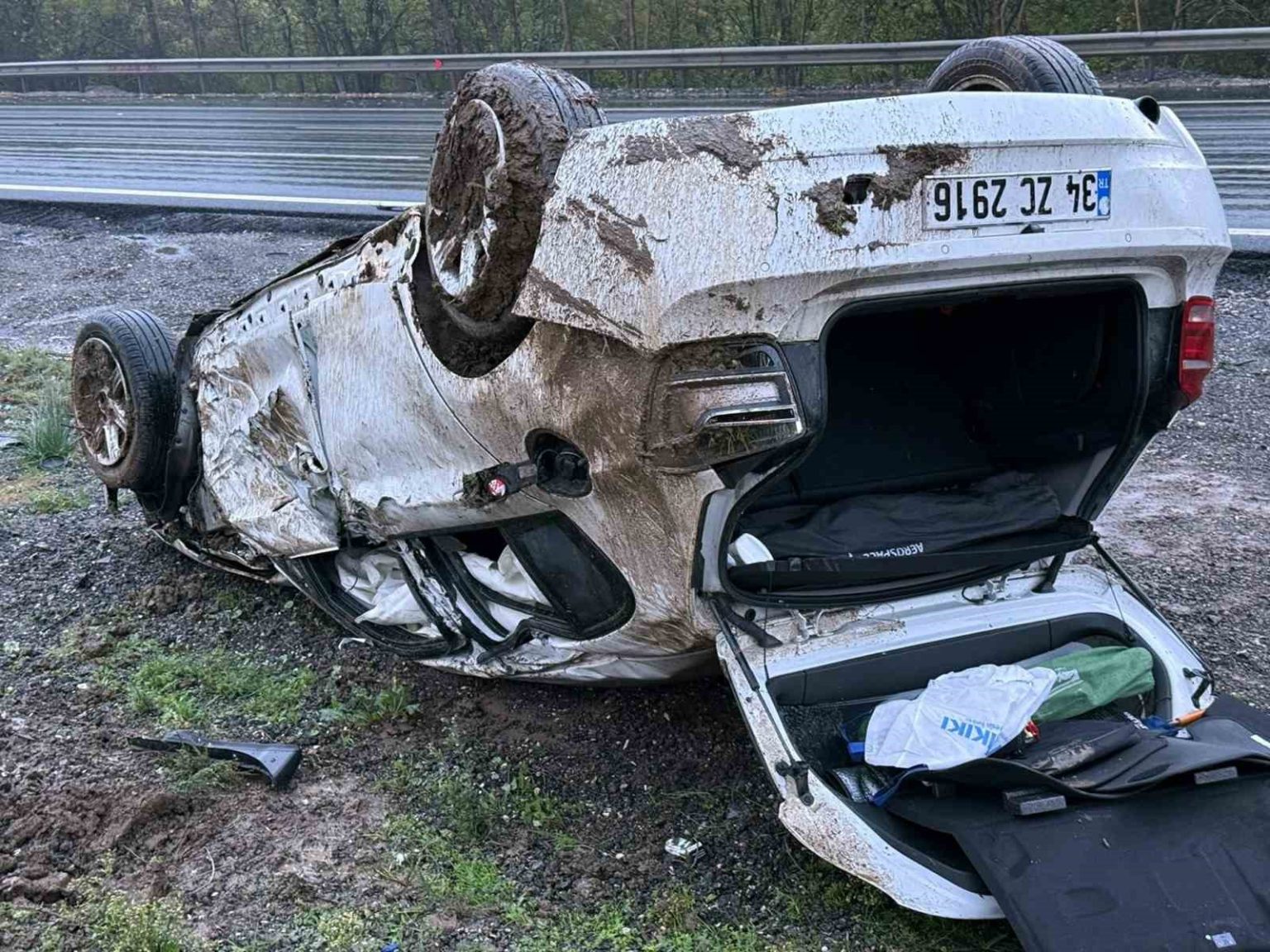 anadolu-otoyolunda-korkutan-kaza-takla-atan-otomobil-hurdaya-dondu-1-yarali