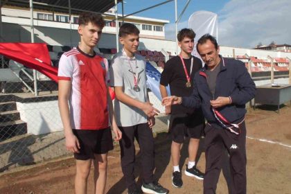 balikesirde-gencler-cumhuriyet-kupasi-icin-ter-doktu