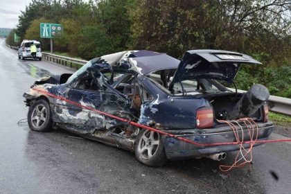 bariyerlere-carpan-otomobil-hurdaya-dondu-1-olu-2-yarali