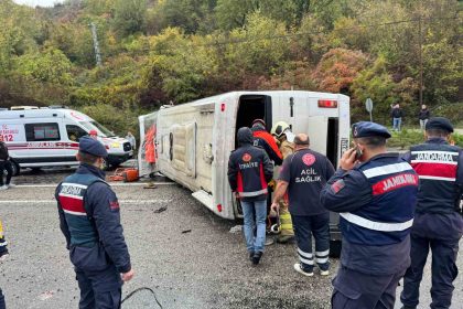 bartinda-isci-servisi-devrildi-1-olu-19-yarali