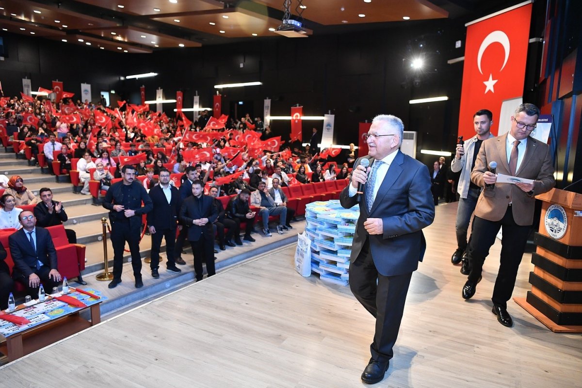 baskan-buyukkilic-bakan-goktas-ile-birlikte-ogrencilere-bin-782-kaynak-kitap-seti-dagitti