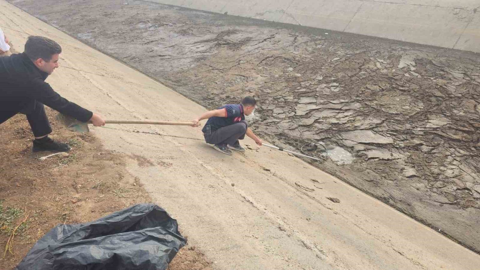 batmanda-kanala-dusen-kopek-itfaiye-ekiplerince-kurtarildi