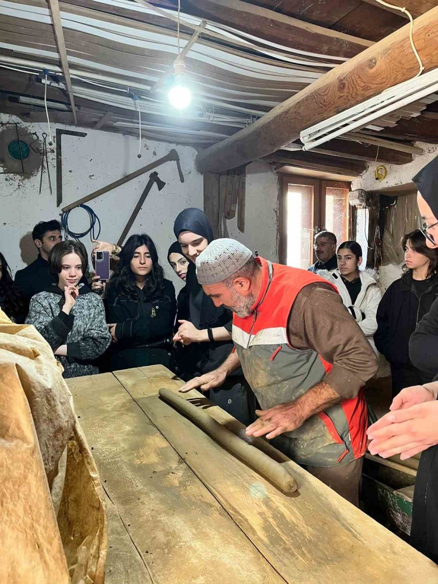 bayburt-gsl-ogrencileri-tandir-atolyesinde-camura-sekil-verdi