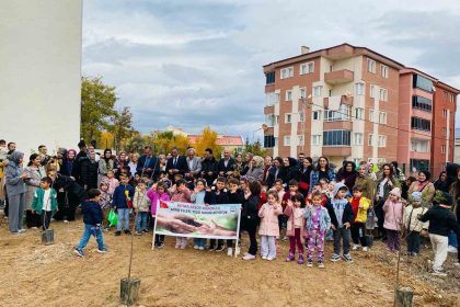 bayburtta-anaokulu-ogrencileri-fidanlari-toprakla-bulusturdu