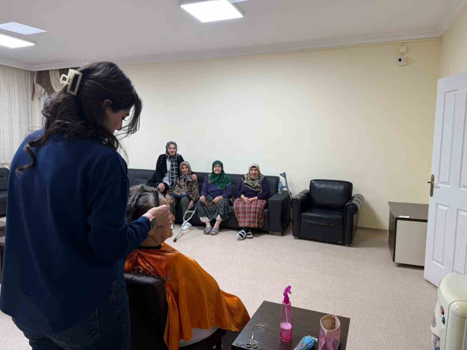 bayburtta-huzurevi-sakinlerinin-kisisel-bakimlarini-gonullu-kuafor-yapti