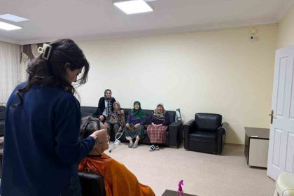 bayburtta-huzurevi-sakinlerinin-kisisel-bakimlarini-gonullu-kuafor-yapti