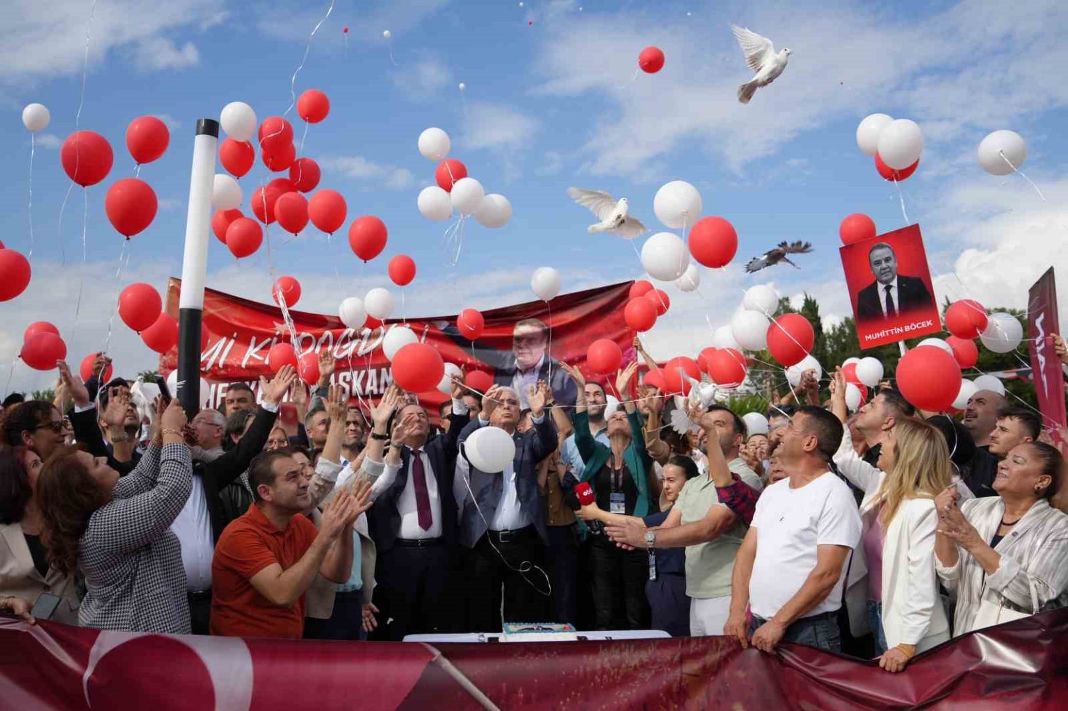 cezaevinde-bulunan-eski-baskan-muhittin-boceke-giyabinda-dogum-gunu-kutlamasi