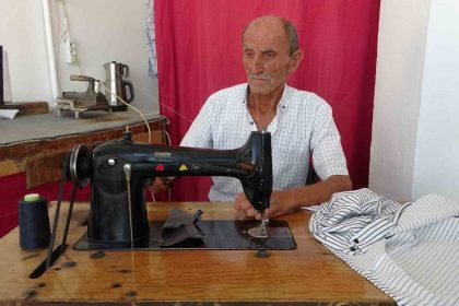 cocuk-yasta-eline-aldigi-igne-ipligi-60-yildir-birakmadi