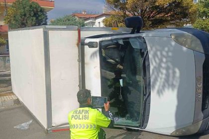 corumda-kamyonet-ile-otomobil-carpisti-1i-cocuk-5-yarali