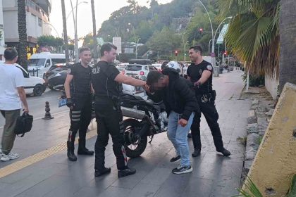 dolmus-duraginda-baygin-halde-bulundu-polisleri-gorunce-elini-optu