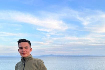 dugun-donusu-bariyerlere-carpan-genc-surucu-hayatini-kaybetti