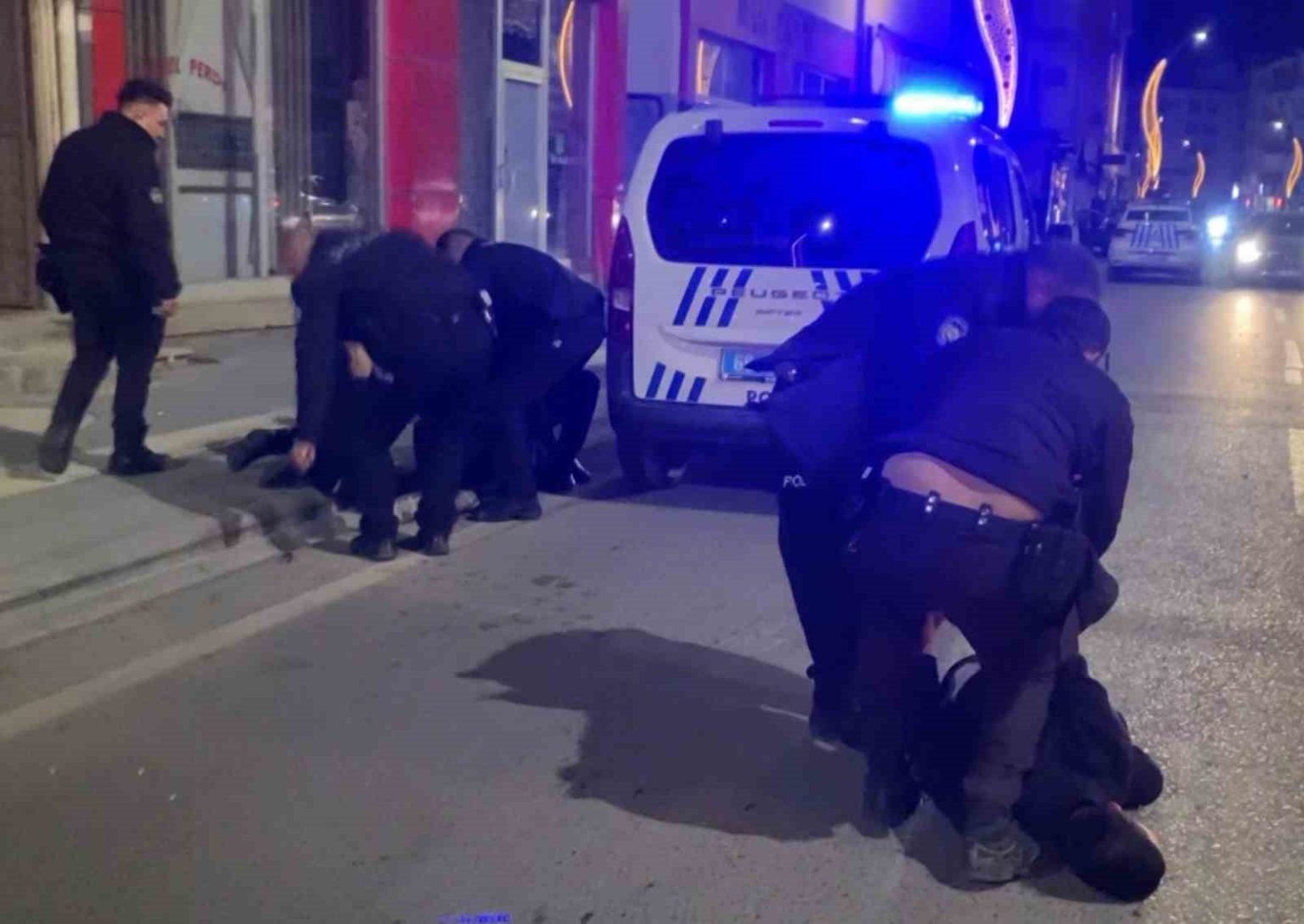 dukkan-basip-polise-direnen-sahislar-gazetecilere-saldirdi-o-anlar-kamerada