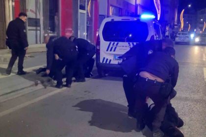 dukkan-basip-polise-direnen-sahislar-gazetecilere-saldirdi-o-anlar-kamerada