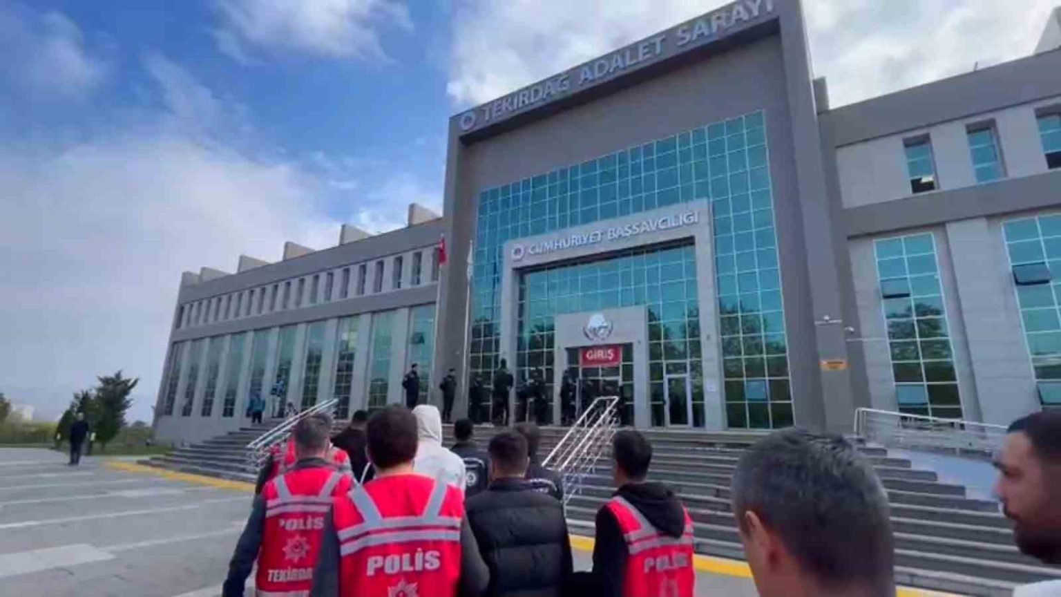 duzensiz-gocmen-kacakcilarina-yonelik-dev-operasyon-27-organizator-yakalandi