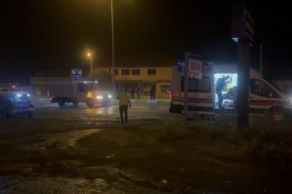 erzincanda-yolcu-otobusu-ile-otomobil-carpisti-1-yarali