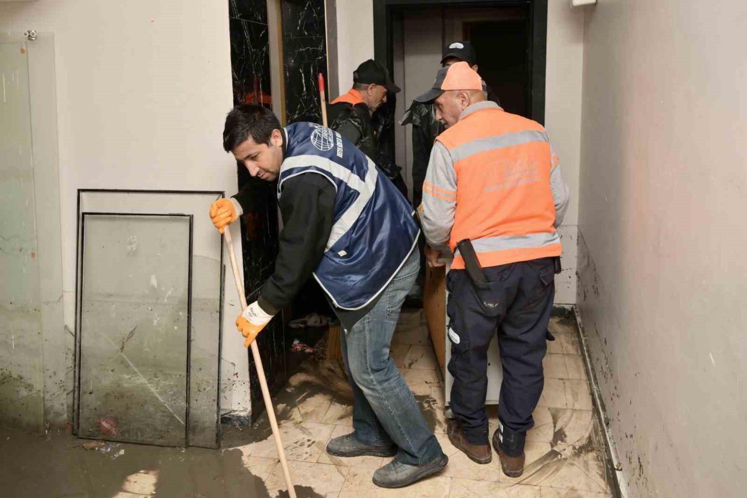 esenyurt-belediyesi-olumsuz-hava-sartlari-ortadan-kalkana-kadar-teyakkuzda