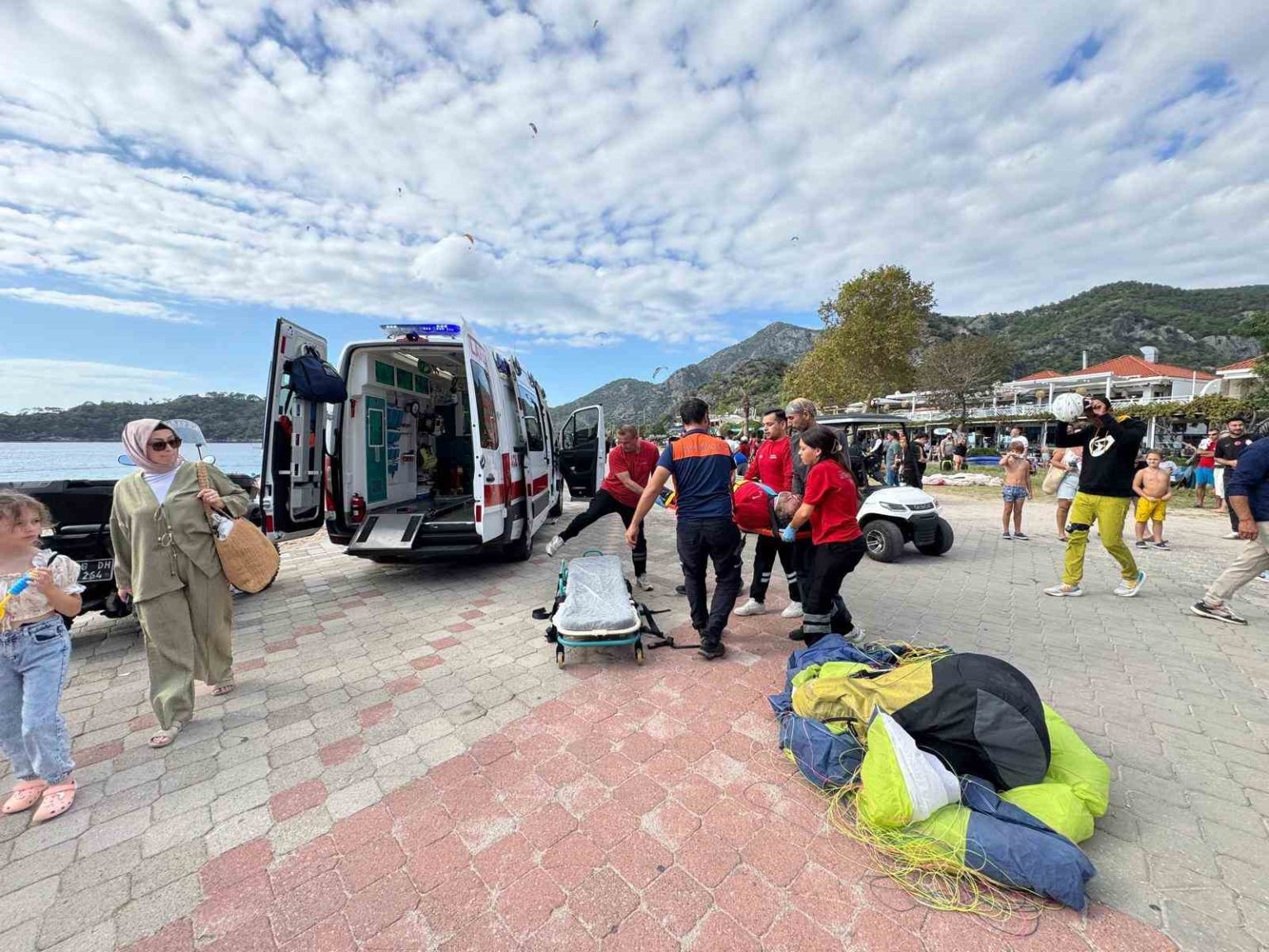 fethiyede-yamac-parasutleri-havada-carpisti-3-yarali