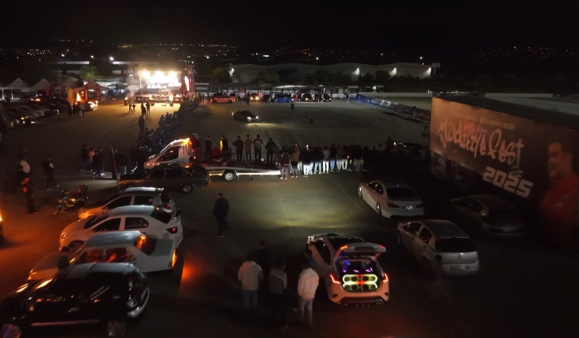 gaziantepte-modifiyefest-2025-nefes-kesen-drift-gosterileriyle-basladi