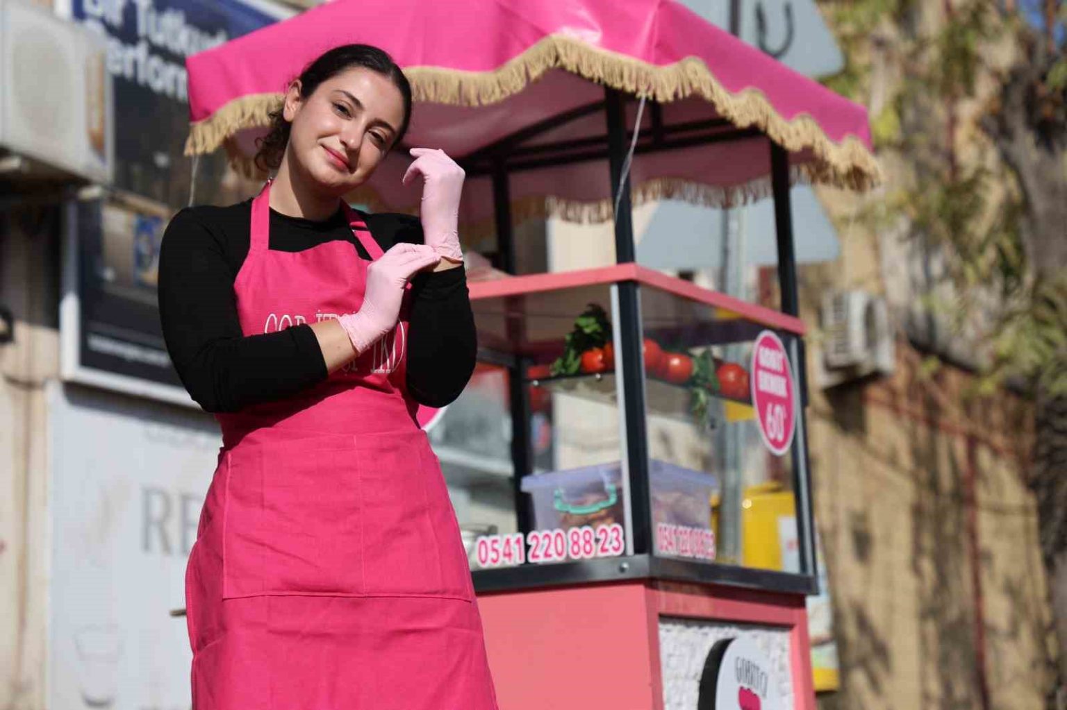 genc-kadin-girisimci-pembe-tezgahiyla-sanayiye-renk-katti