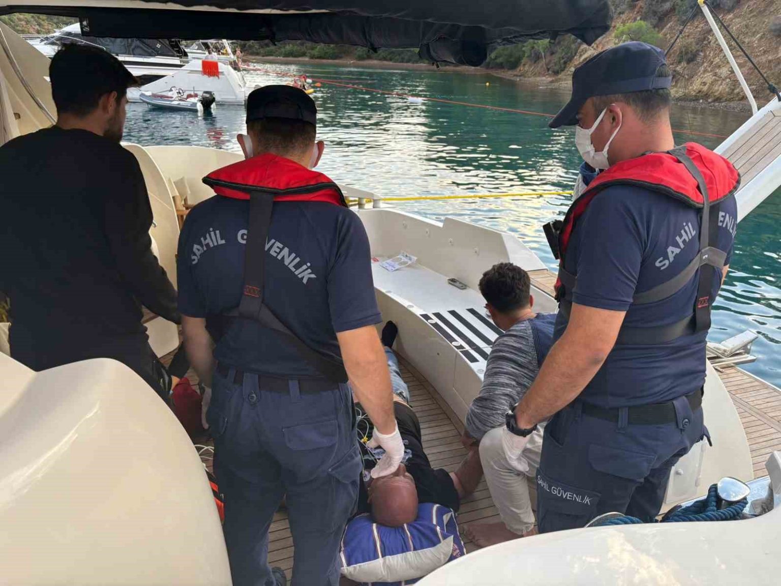 gocekte-ozel-teknede-rahatsizlanan-vatandas-icin-tibbi-tahliye