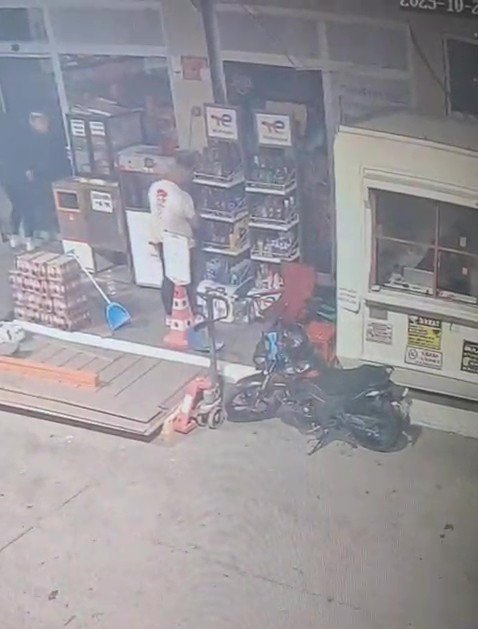 gorevlinin-yani-basindaki-rahat-hirsizlar-pes-dedirtti