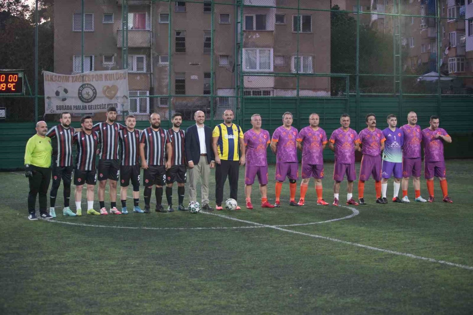 hastane-calisanlari-hali-sahada-ter-doktu