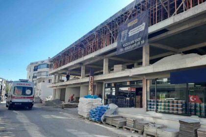 insaatta-yuksekten-dusen-isci-yaralandi